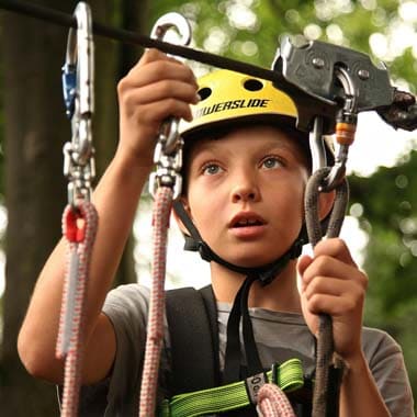Zwei Jungen üben eine Partnertechnik im Kampfsport-Training bei Strong Kids.