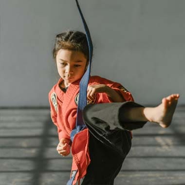 Ein Junge blickt nach einer erfolgreichen Übung stolz und selbstbewusst.